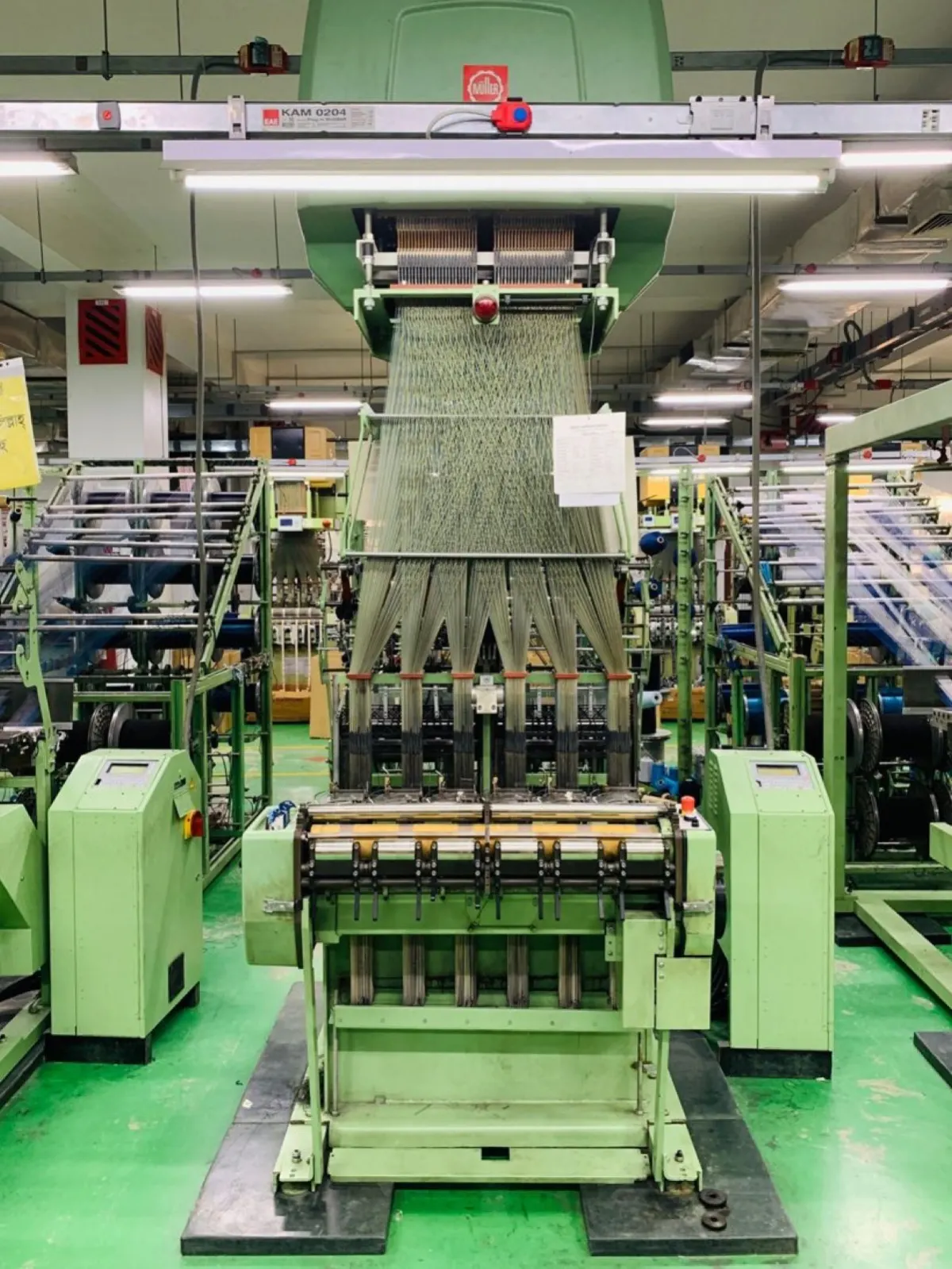 Şal Fabrikası üretim tesisinde iplik eğirme ve büküm makineleri