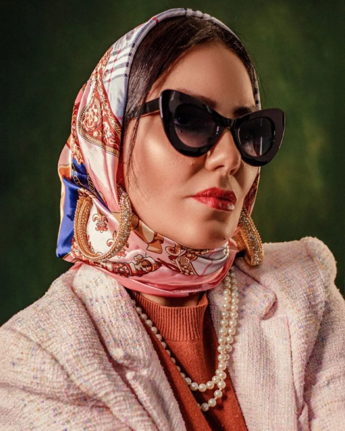 Şal Fabrikası üretimi desenli tesettür şalı takan model