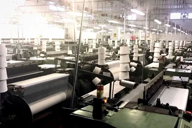 Şal fabrikasında dokuma tezgâhları ve tekstil makineleri