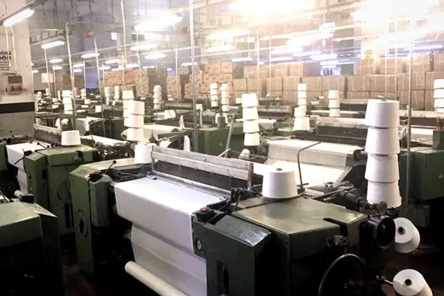 Tekstil fabrikasında iplik eğirme ve büküm makineleri