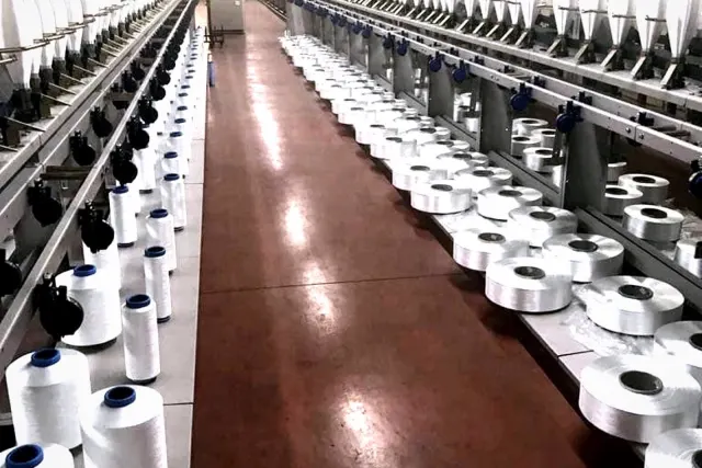 İplik bobinleri ve otomatik üretim makineleri yakın çekim