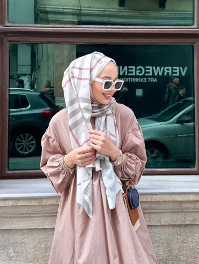 Busenur'un Bej Tartan Desen Şal Tercihi · Bej