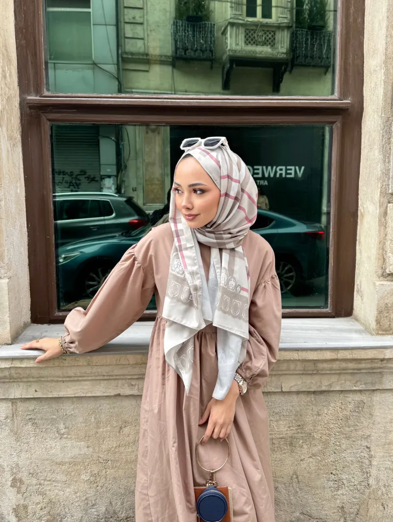 Busenur'un Bej Tartan Desen Şal Tercihi