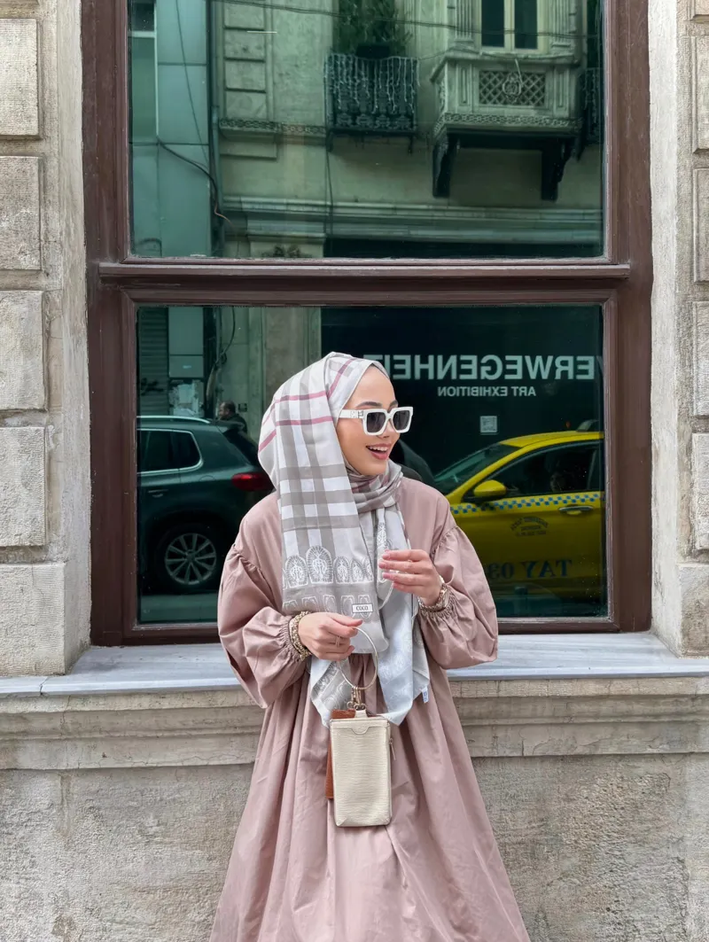 Busenur'un Bej Tartan Desen Şal Tercihi