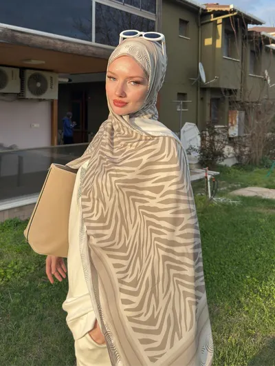 Bej Zebra Desen İpeksi Şal · Bej