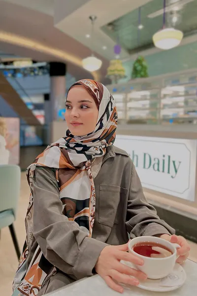 Betül'ün Pastel Kahve Dila Desen İpek Şal Tercihi · Pastel Kahve