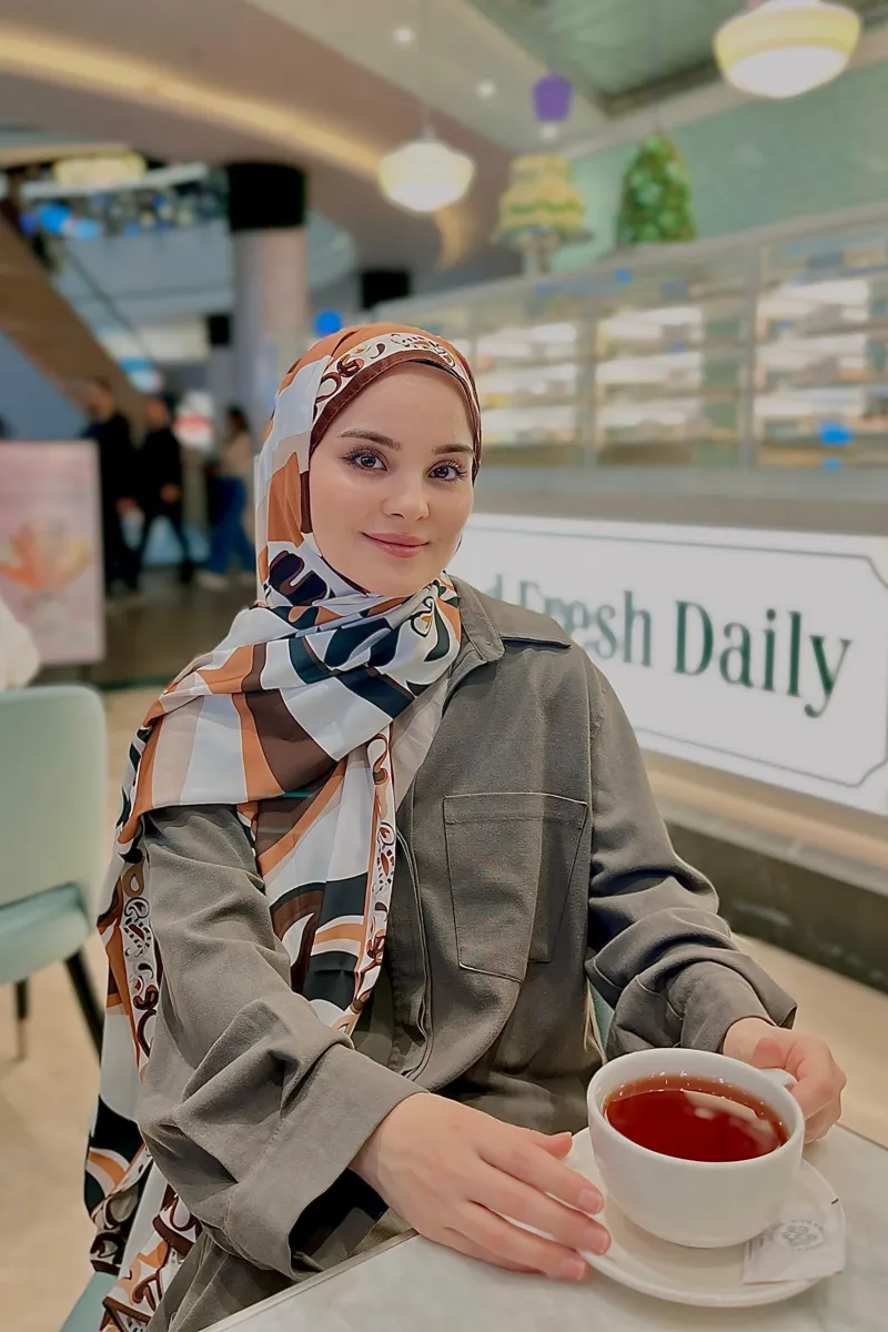 Betül'ün Pastel Kahve Dila Desen İpek Şal Tercihi · görsel 2