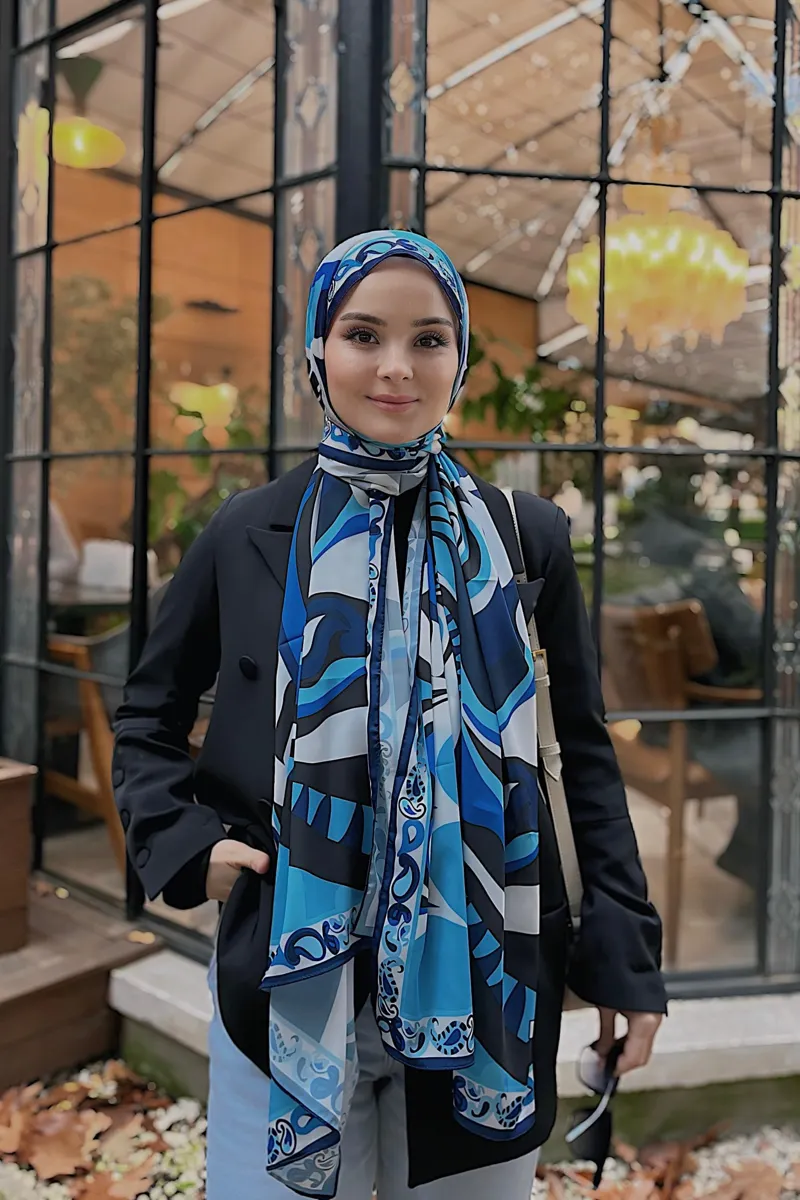 Betül'ün Pastel Mavi Dila Desen İpek Şal Tercihi