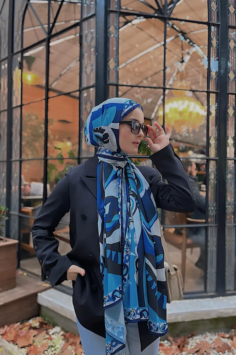 Betül'ün Pastel Mavi Dila Desen İpek Şal Tercihi