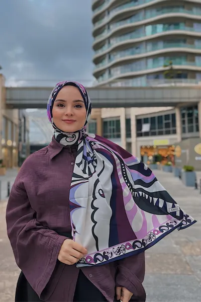 Betül'ün Pastel Mor Dila Desen İpek Şal Tercihi · Pastel Mor