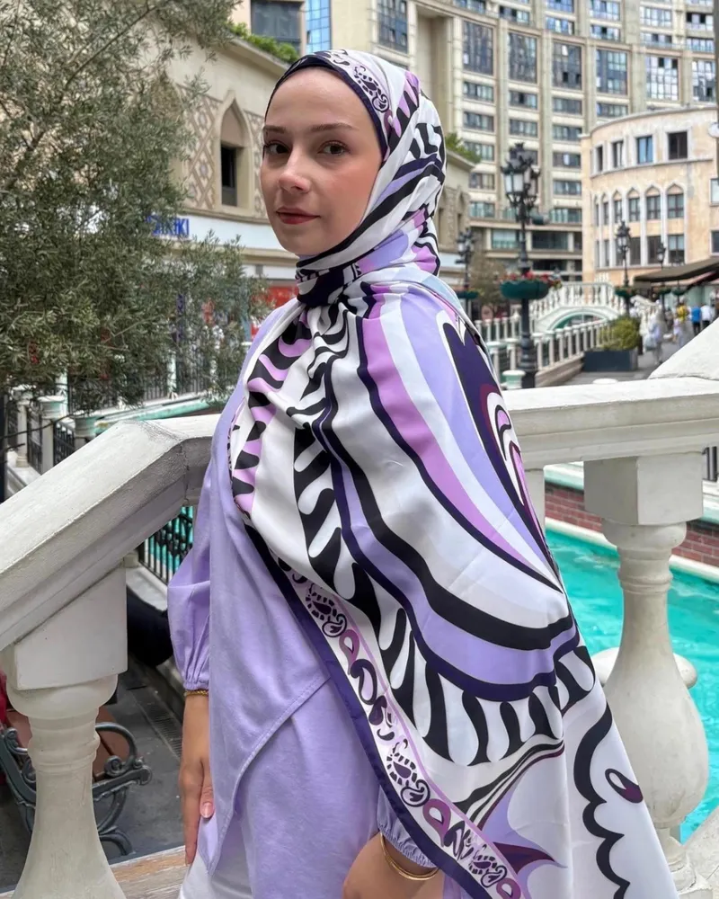 Betül'ün Pastel Mor Dila Desen İpek Şal Tercihi · görsel 3