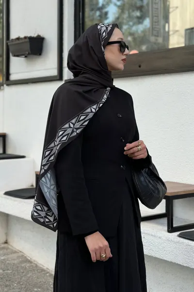 Beyza'nın Siyah Venedik Desen Pamuk Vual Şal Tercihi · Siyah