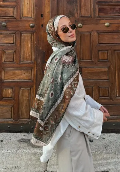 Bihter Koç'un Kum Taşı Silk Nomads Vual İpek Şal Tercihi · Kum Taşı