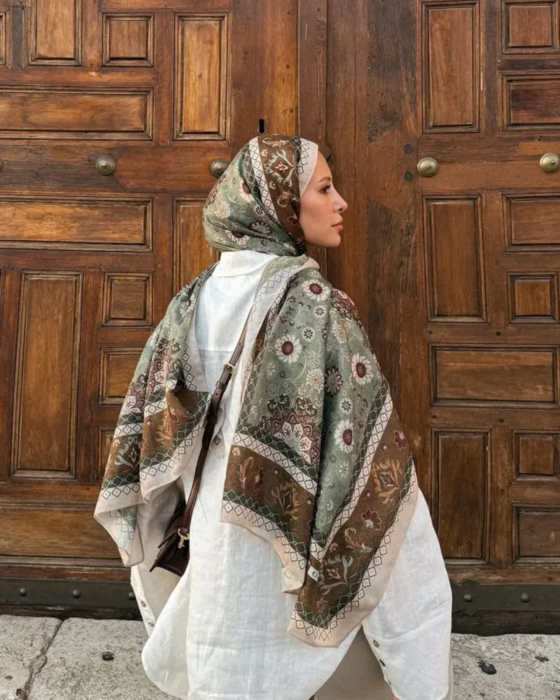 Bihter Koç'un Kum Taşı Silk Nomads Vual İpek Şal Tercihi · görsel 3