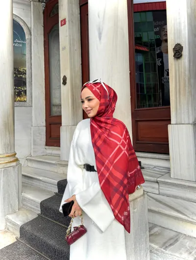 Busenur'un Bordo Tartan Desen Şal Tercihi · Bordo