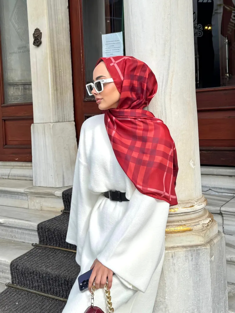 Busenur'un Bordo Tartan Desen Şal Tercihi