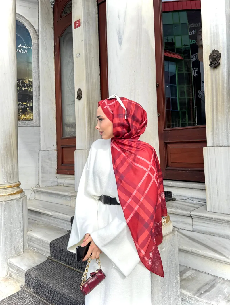 Busenur'un Bordo Tartan Desen Şal Tercihi