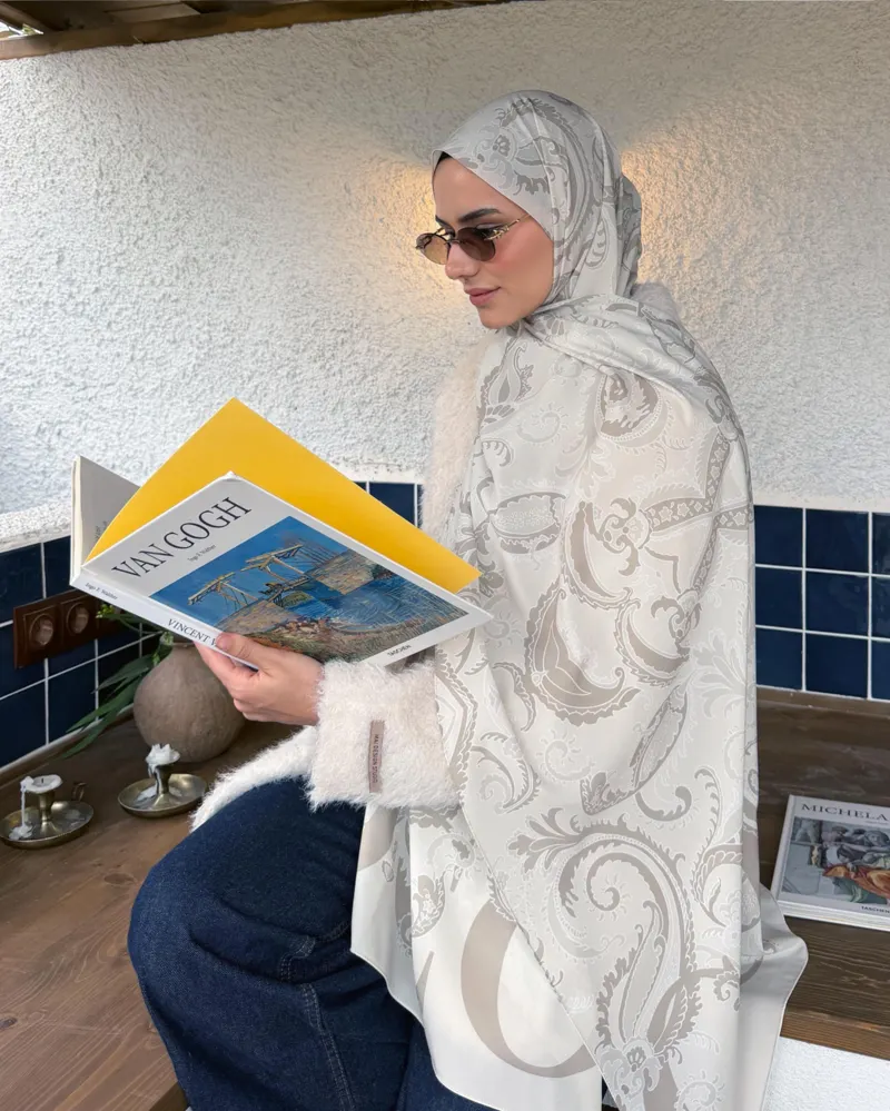 Busenur'un Bej Deva Desen Pamuk Vual Şal Tercihi