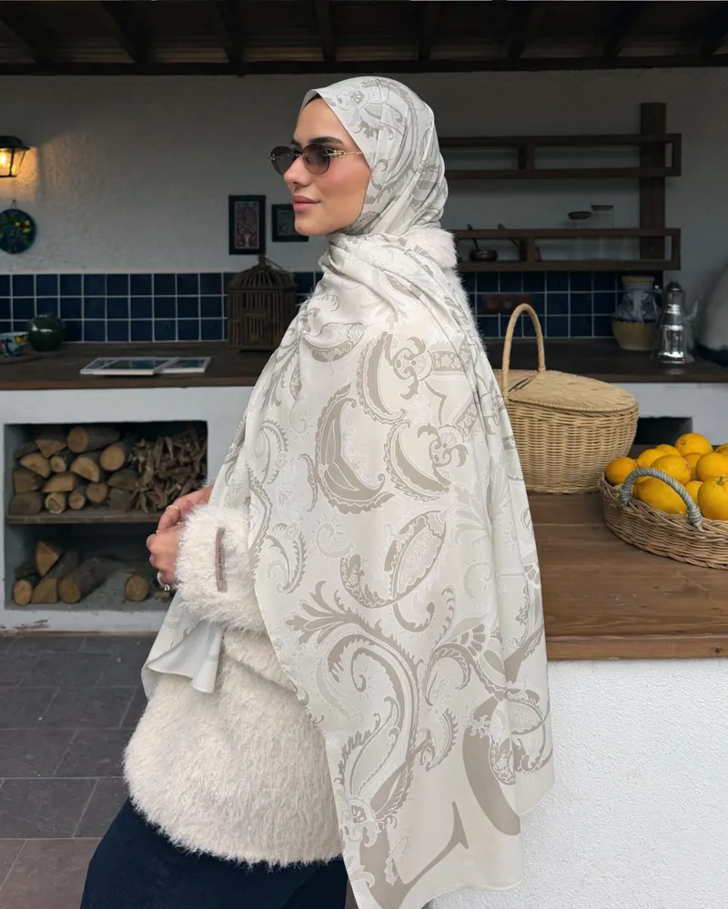 Busenur'un Bej Deva Desen Pamuk Vual Şal Tercihi