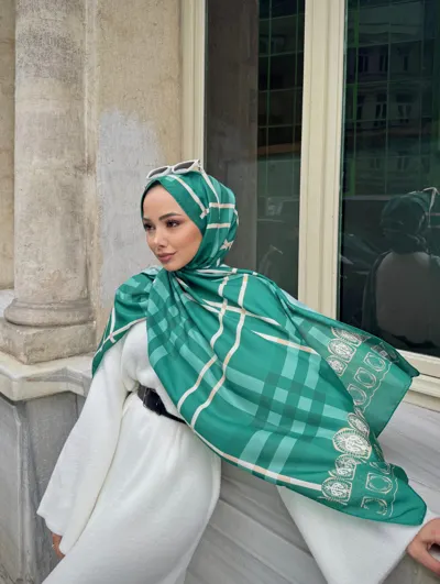Busenur'un Zümrüt Tartan Desen Şal Tercihi · Zümrüt
