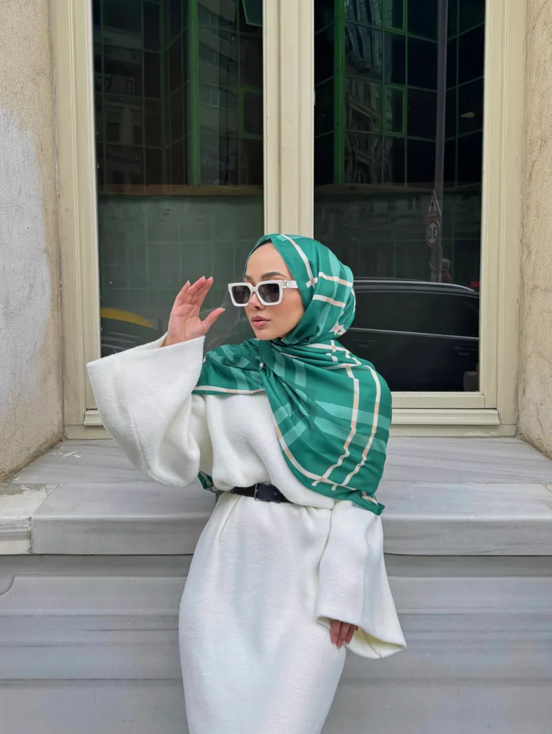 Busenur'un Zümrüt Tartan Desen Şal Tercihi