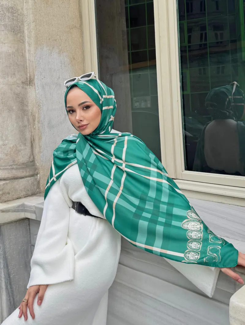 Busenur'un Zümrüt Tartan Desen Şal Tercihi