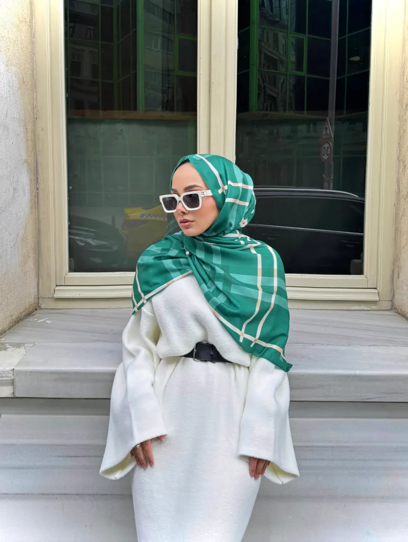 Busenur'un Zümrüt Tartan Desen Şal Tercihi