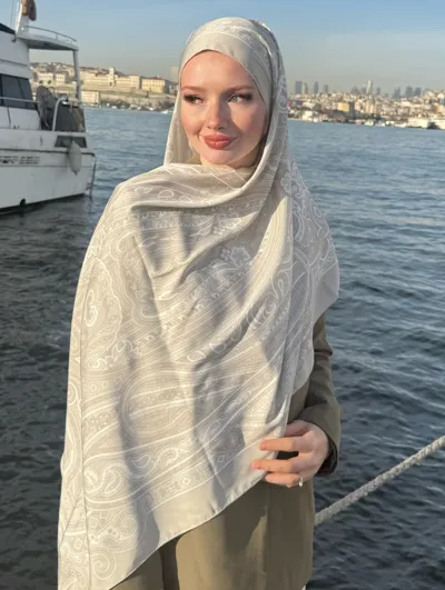Derya'nın Bej Zeren Desen İpek Şal Tercihi · Bej