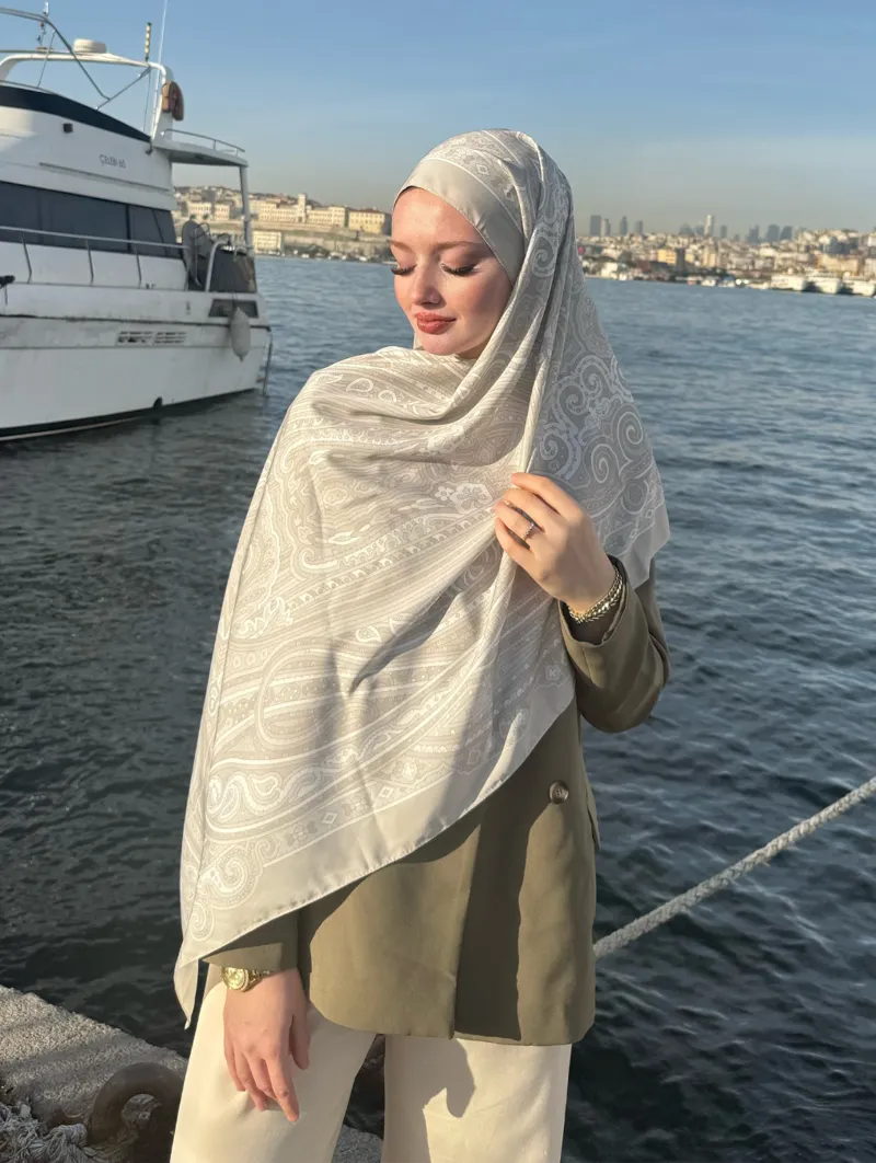 Derya'nın Bej Zeren Desen İpek Şal Tercihi · görsel 2