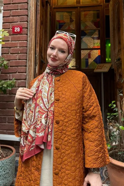 Derya'nın Bordo Balamir Desen İpek Şal Tercihi · Bordo