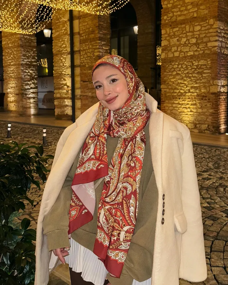 Derya'nın Bordo Balamir Desen İpek Şal Tercihi