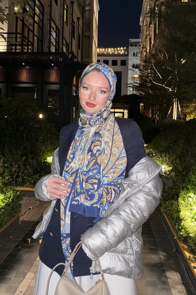 Derya'nın Mavi Balamir Desen İpek Şal Tercihi