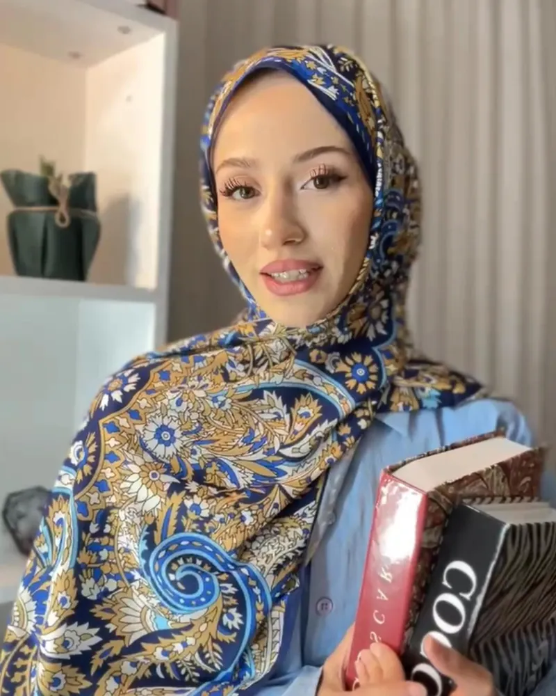 Derya'nın Mavi Balamir Desen İpek Şal Tercihi