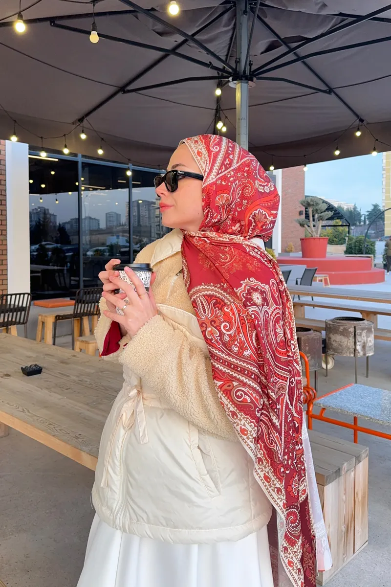 Duygu'nun Bordo Ediz Desen İpek Şal Tercihi