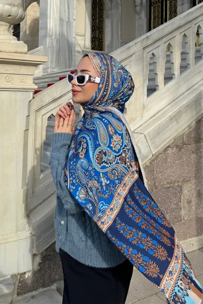 Duygu'nun Mavi Ediz Desen İpek Şal Tercihi · Mavi