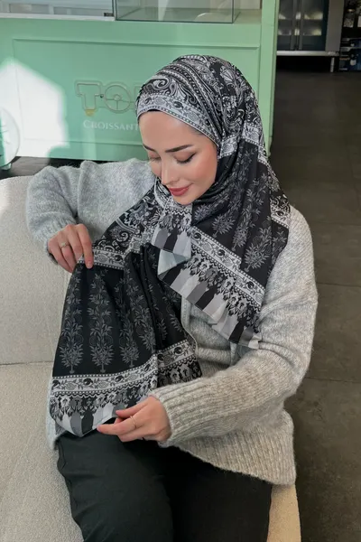 Duygu'nun Siyah Ediz Desen İpek Şal Tercihi · Siyah