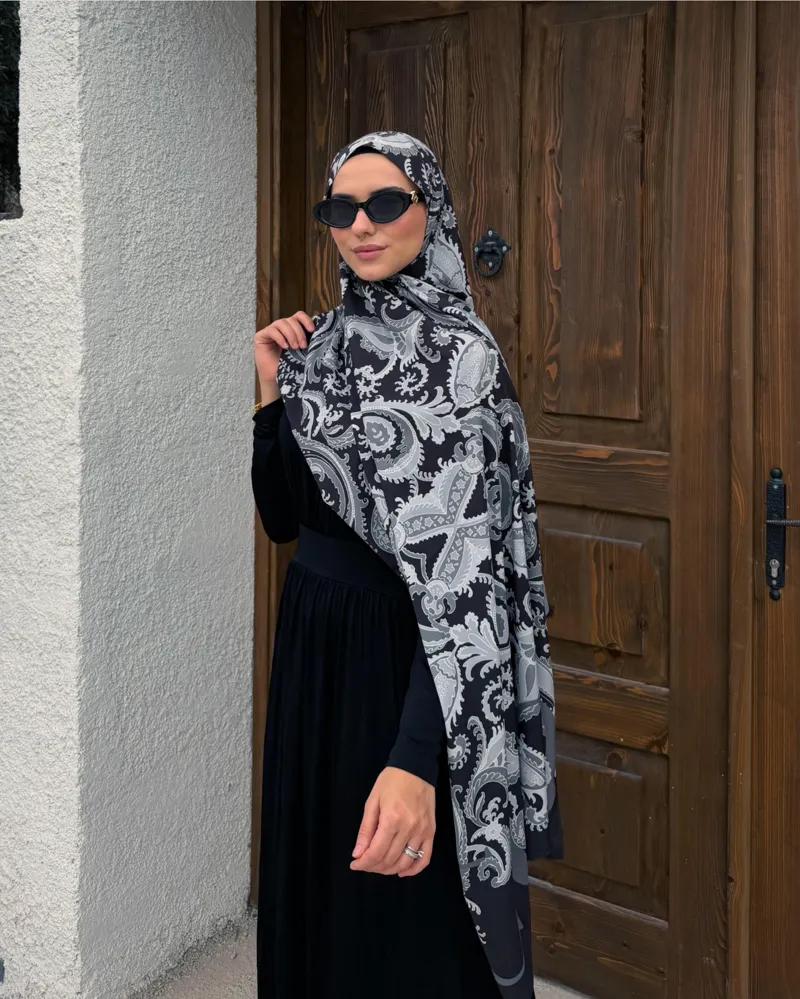 Eslem'in Siyah Deva Desen Pamuk Vual Şal Tercihi