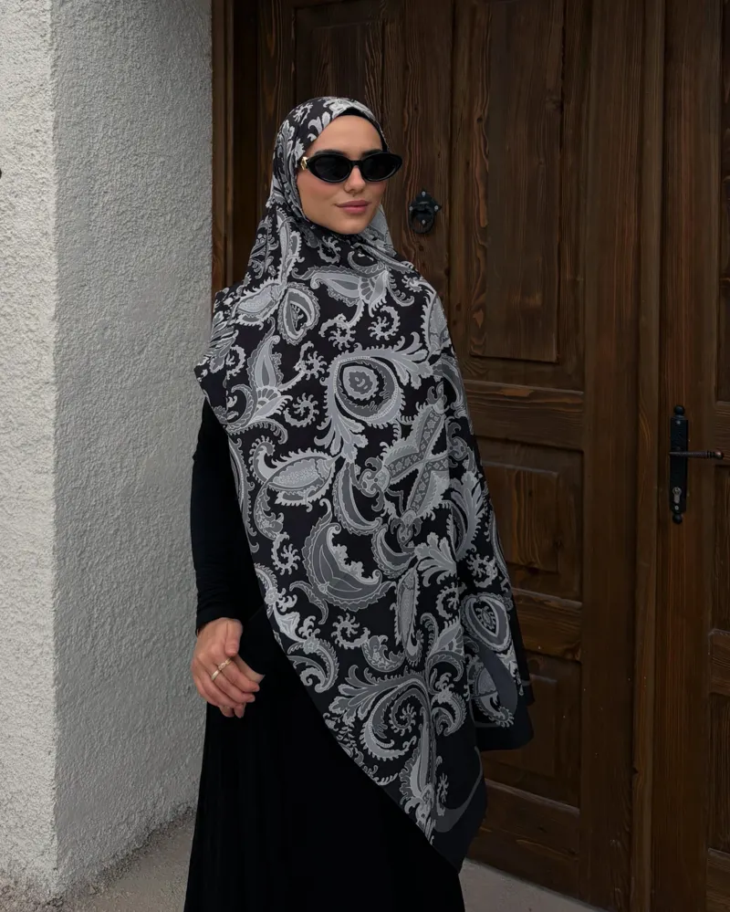 Eslem'in Siyah Deva Desen Pamuk Vual Şal Tercihi