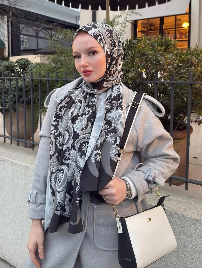 Eslem'in Siyah Deva Desen Pamuk Vual Şal Tercihi