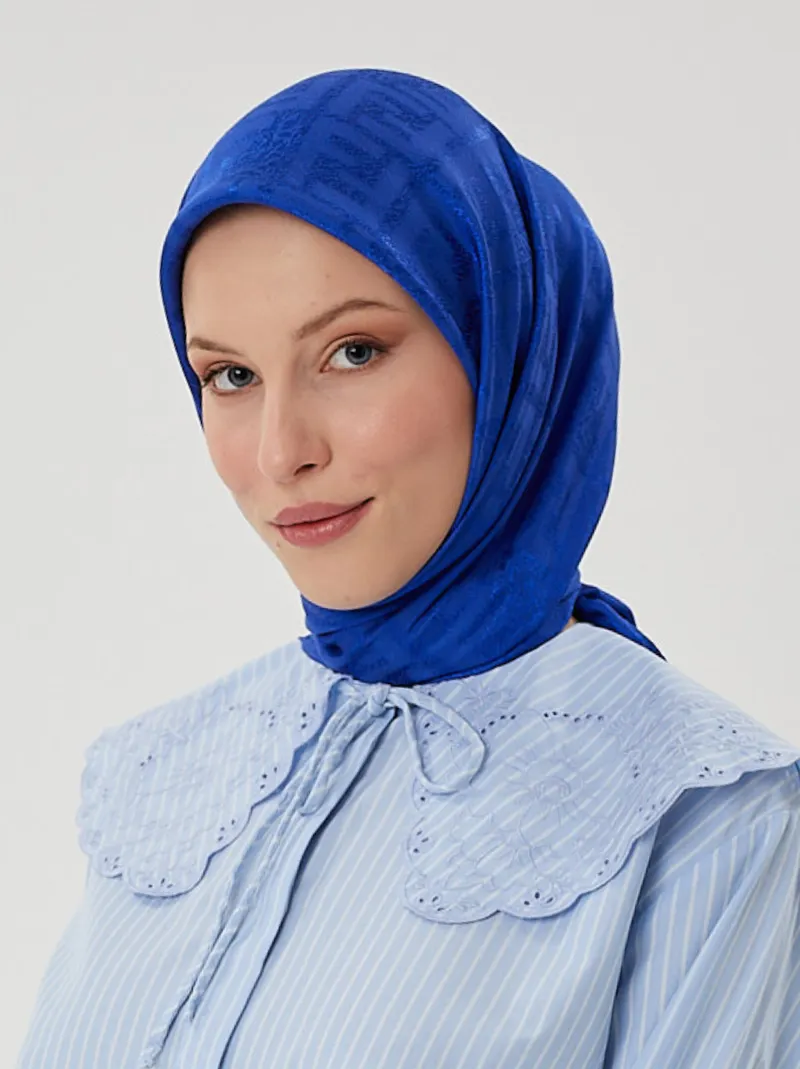 Saks Mavisi F Desen Parlak Jakar Eşarp