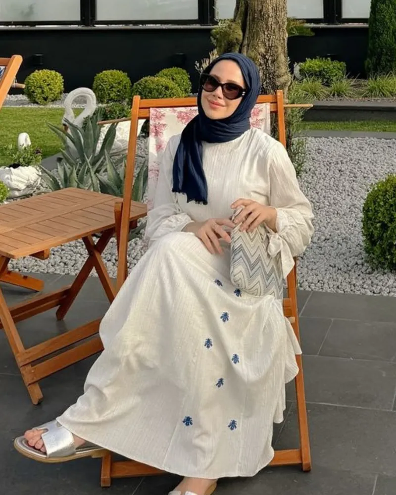 Feyza Hakyemez'in Lacivert Piliseli Bambu Şal Tercihi · görsel 2