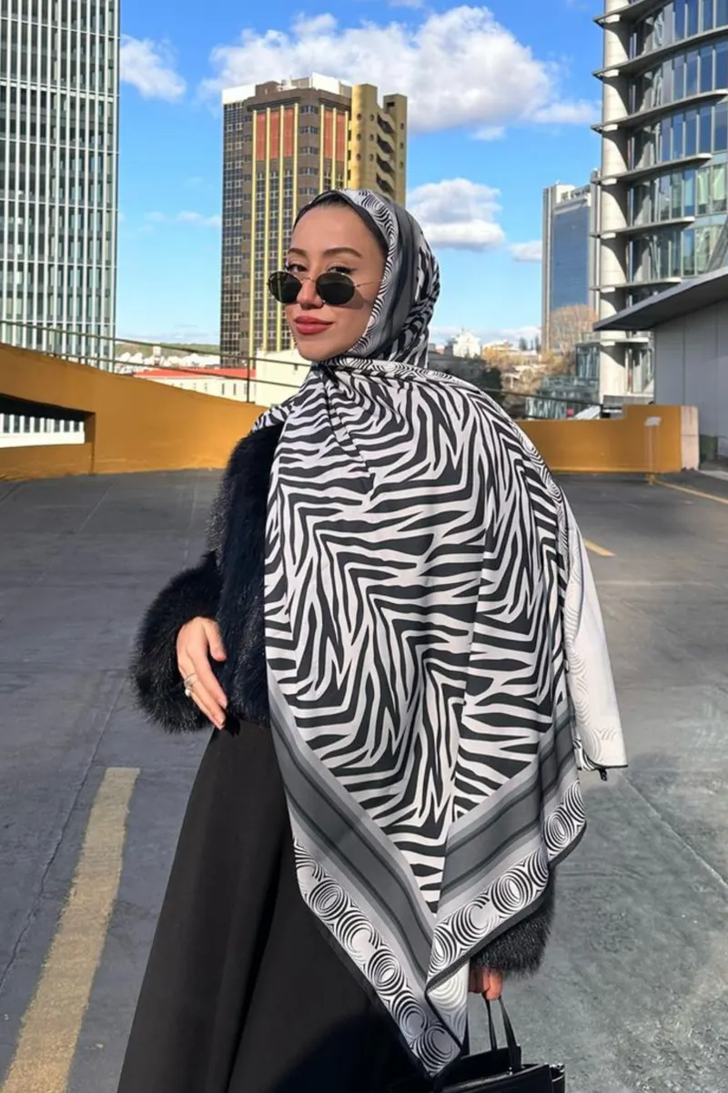 Halima'nın Siyah Zebra Desen İpek Şal Tercihi