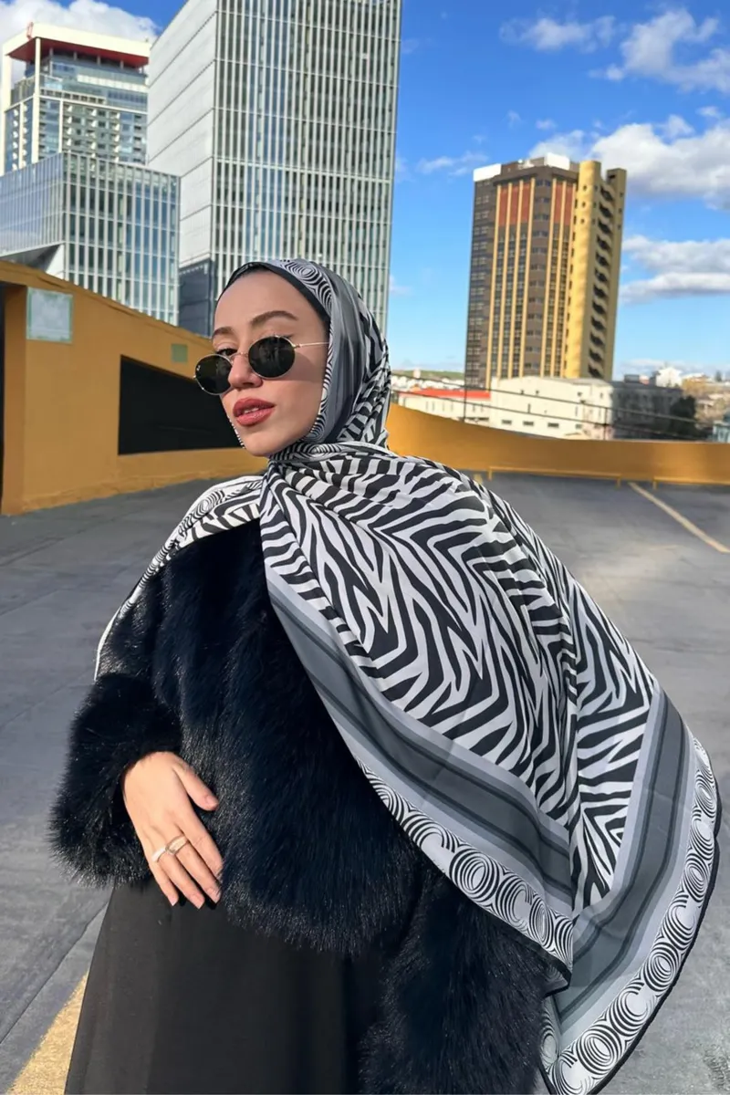 Halima'nın Siyah Zebra Desen İpek Şal Tercihi · görsel 2
