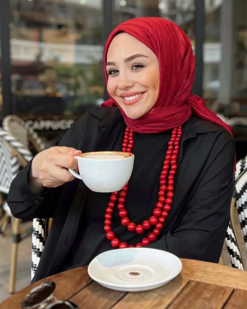 Hazal Aydın'ın Kırmızı Piliseli Bambu Şal Tercihi