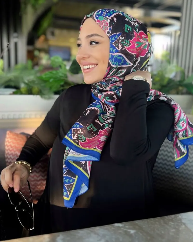 Hazal Aydın'ın Saks Mavi & Siyah Retro Desen Şal Tercihi