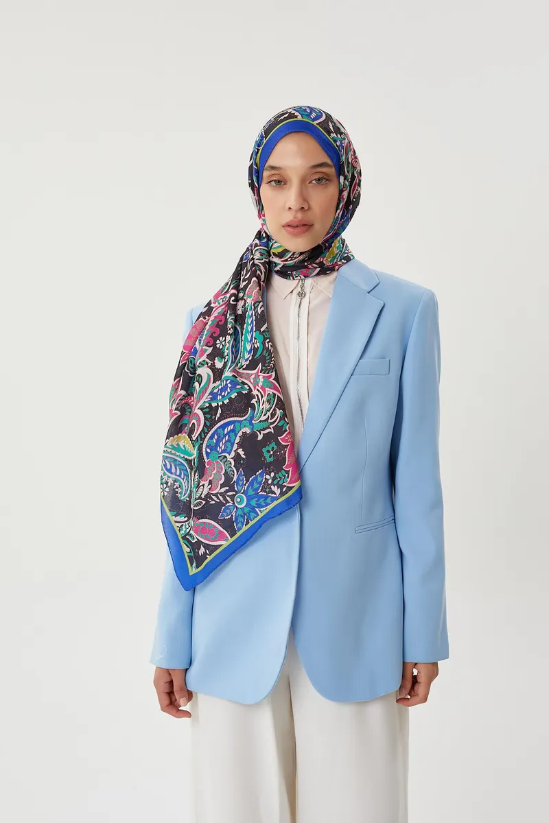 Hazal Aydın'ın Saks Mavi & Siyah Retro Desen Şal Tercihi