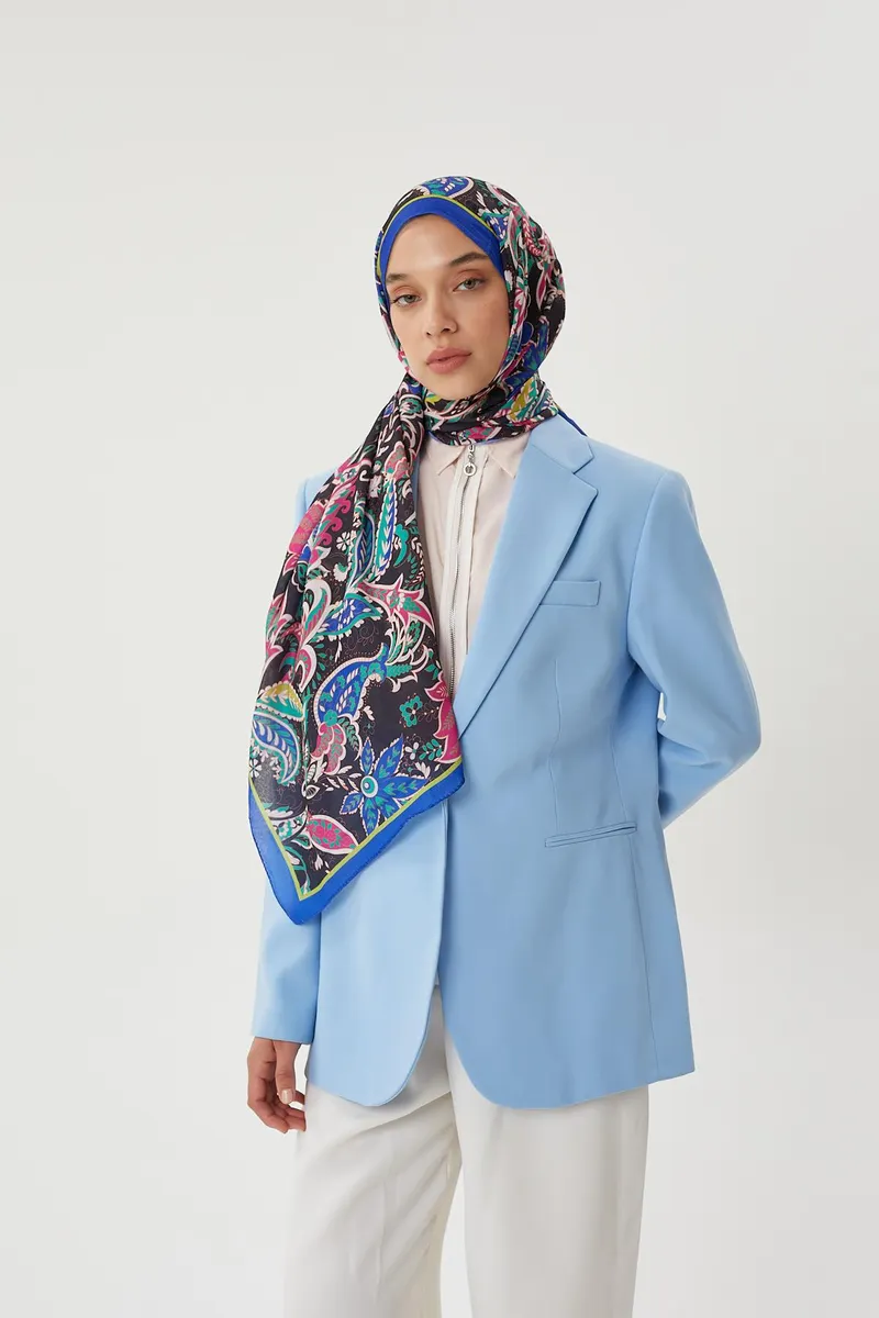 Hazal Aydın'ın Saks Mavi & Siyah Retro Desen Şal Tercihi