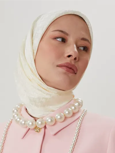 Kırık Beyaz Kazayağı Desen Parlak Jakar Eşarp · Kırık Beyaz