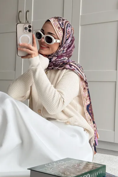 Kübra Koç'un Mor Ediz Desen İpek Şal Tercihi · Mor