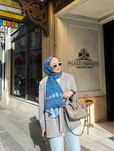 Busenur'un Lacivert Tartan Desen Şal Tercihi · Lacivert